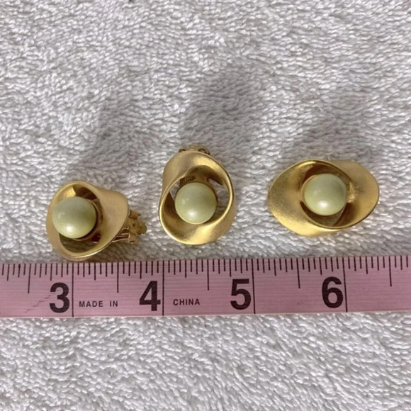 Vintage Brushed Gold Tone Clip On Earrings And Necklace Pendant Set - Picture 6 of 6